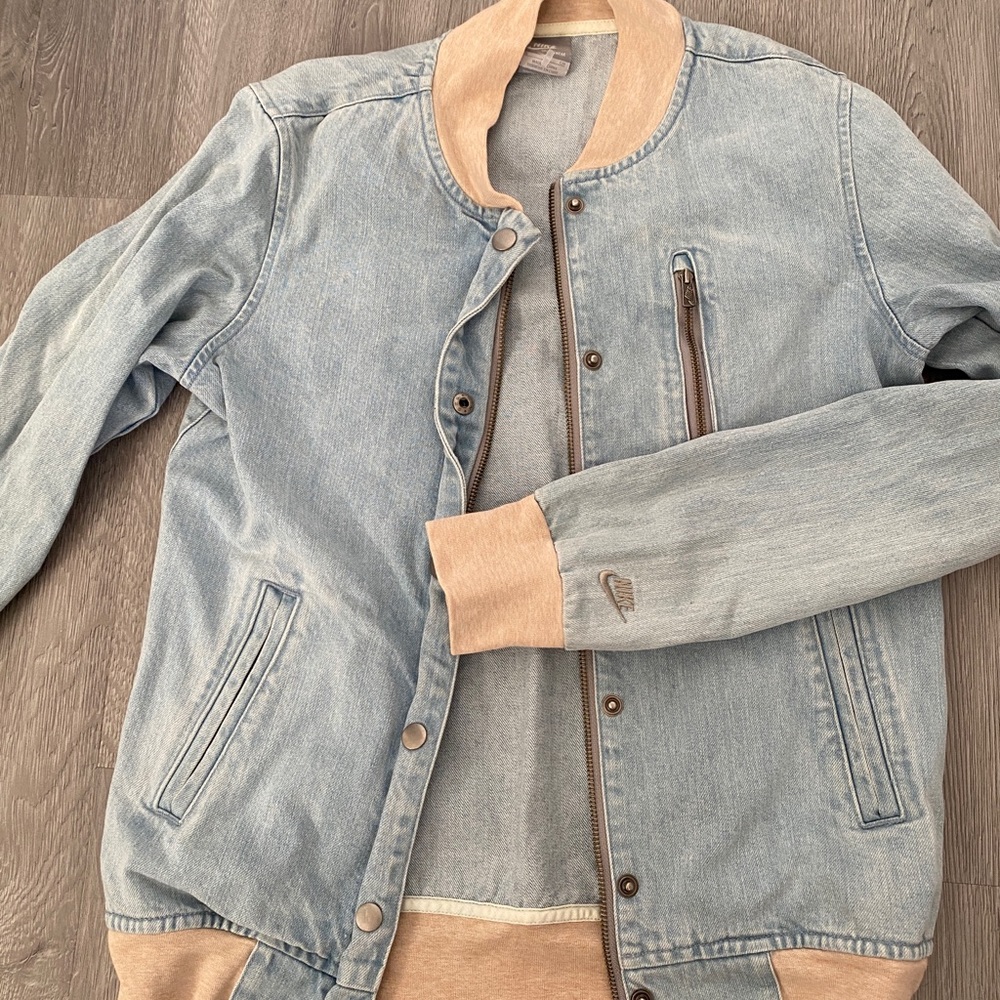 Women’s Nike jacket never worn size small